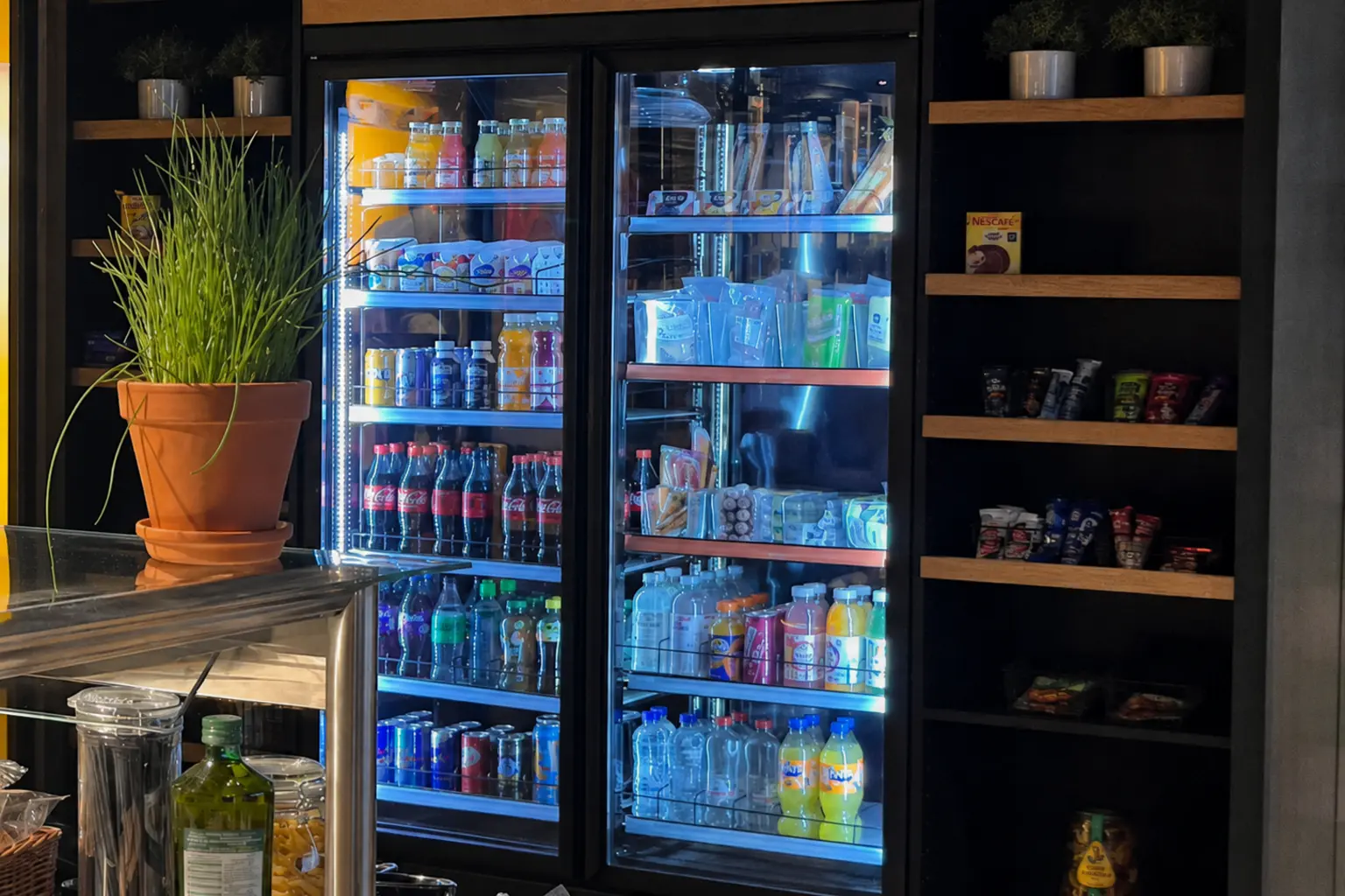 Mini Market met meerdere koelingen en productschappen