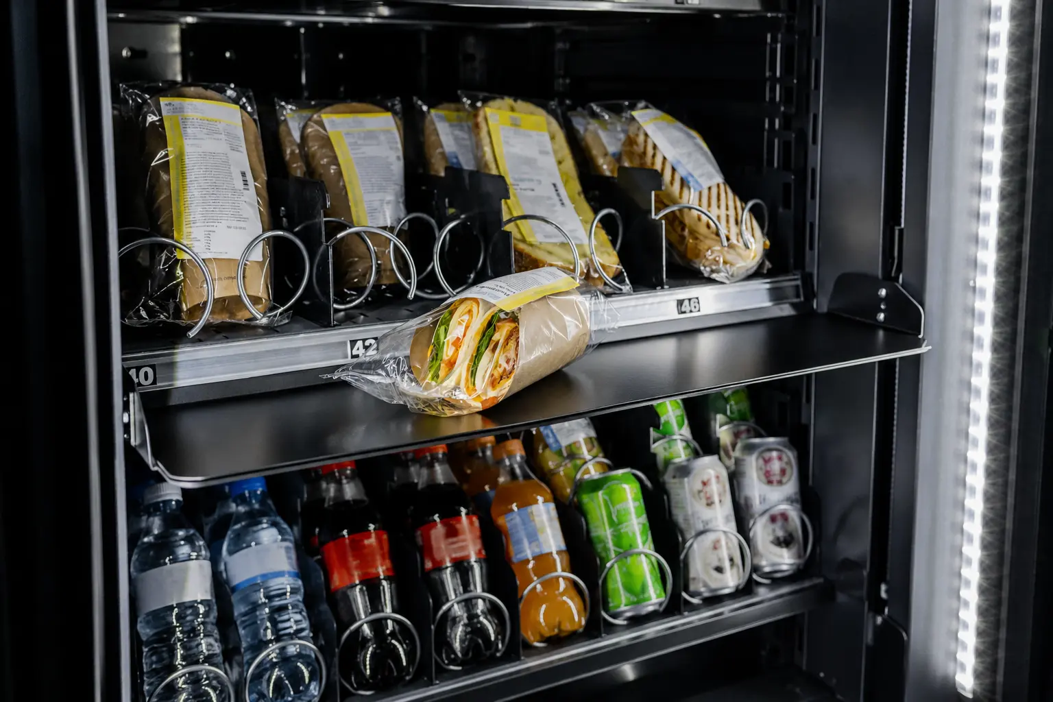 Combinatieautomaat met verse broodjes en gekoelde dranken